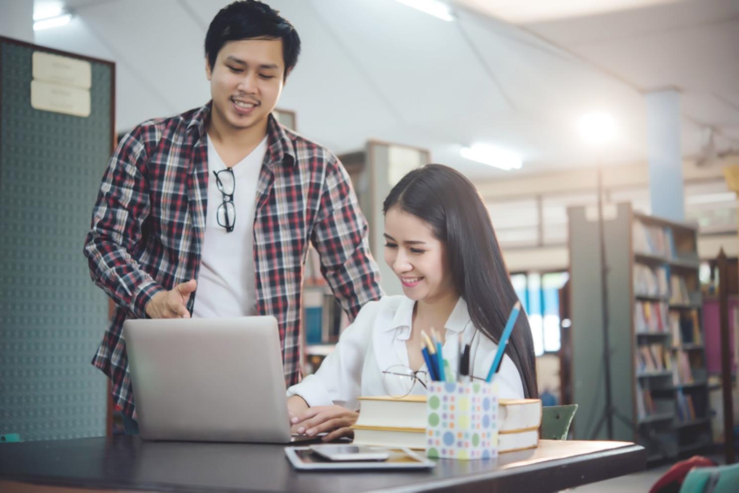 Empresaria revisando estrategias financieras de contingencia en su oficina